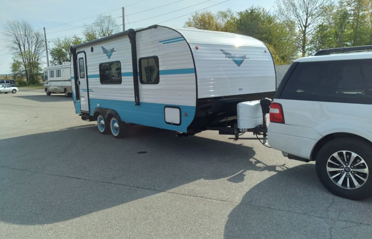 Has automatic awning, AC, heater, spare tire, two propane tanks, steps that fold inward and out of the way when traveling, stabilizing bars which attach to pull vehicle, and all linens.
