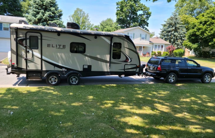 23 foot RV with retractable awning