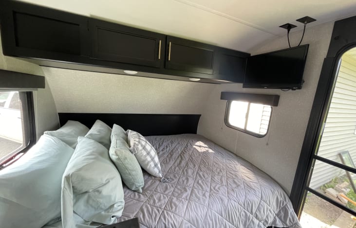 Queen Size Bed (Sleeps 2) with storage below bed