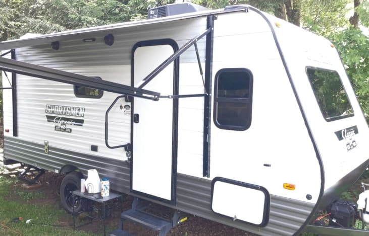 2021 29ft long Sportsman Classic
UVW: 2,900lbs
GVWR: 3,500lbs
Sleeps 5-6
Lightweight Family Travel Trailer