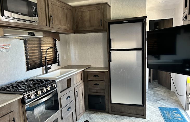 Big kitchen with stove and oven. Refrigerator with small freezer hat works great, to keep all your food cold