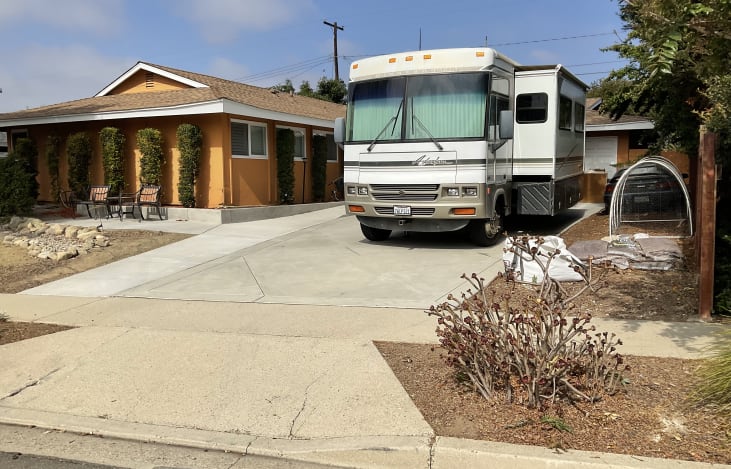 Central Ventura location, grocery and restaurants within a mile.