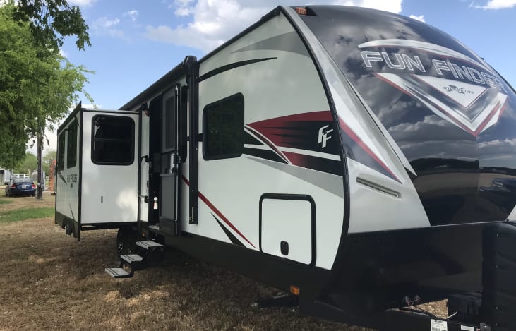 Ready for the open ranges of the Midwest, the hills of Appalachia, the ranches of Texas, or the west coast vibes! Whatever scenery you want to enjoy, this travel trailer is prepared for them all!