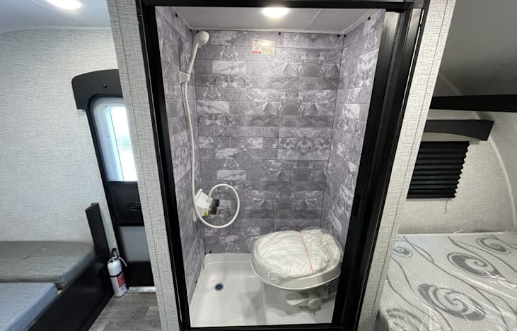 Spacious wet bath.