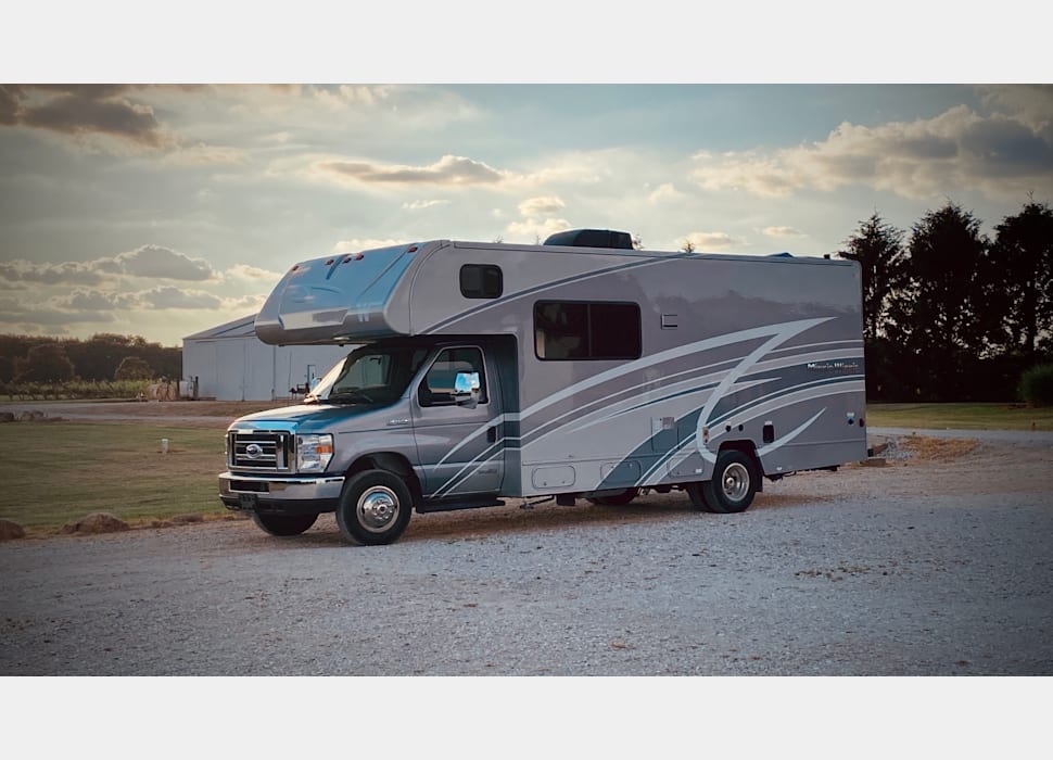 Class C Motor Home rentals in Lake in the HIlls