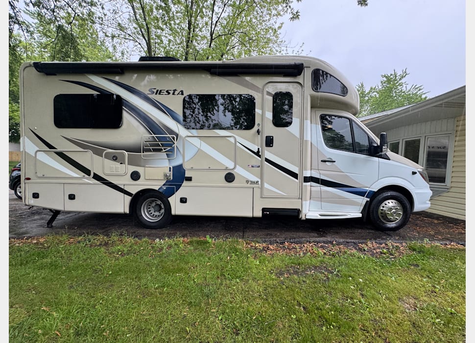 Class C Motor Home rentals in Oakwood hills