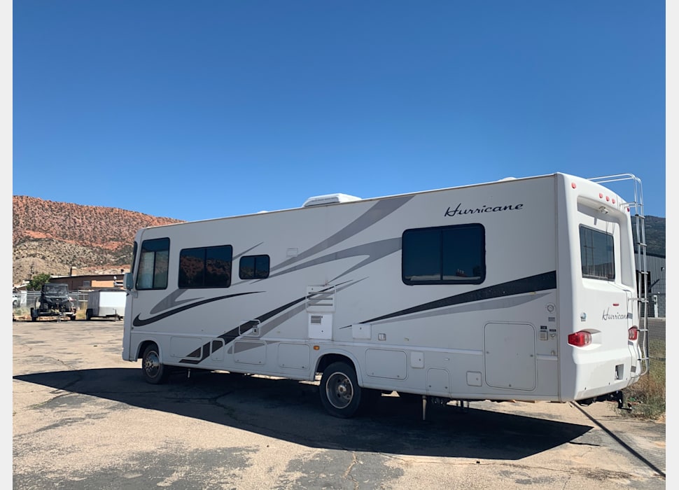 2007 Four Winds RV Hurricane 30Q, RV Rental in Cedar City, UT RVshar