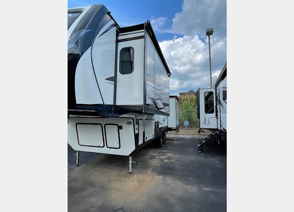 Fifth Wheel rentals in Newburg