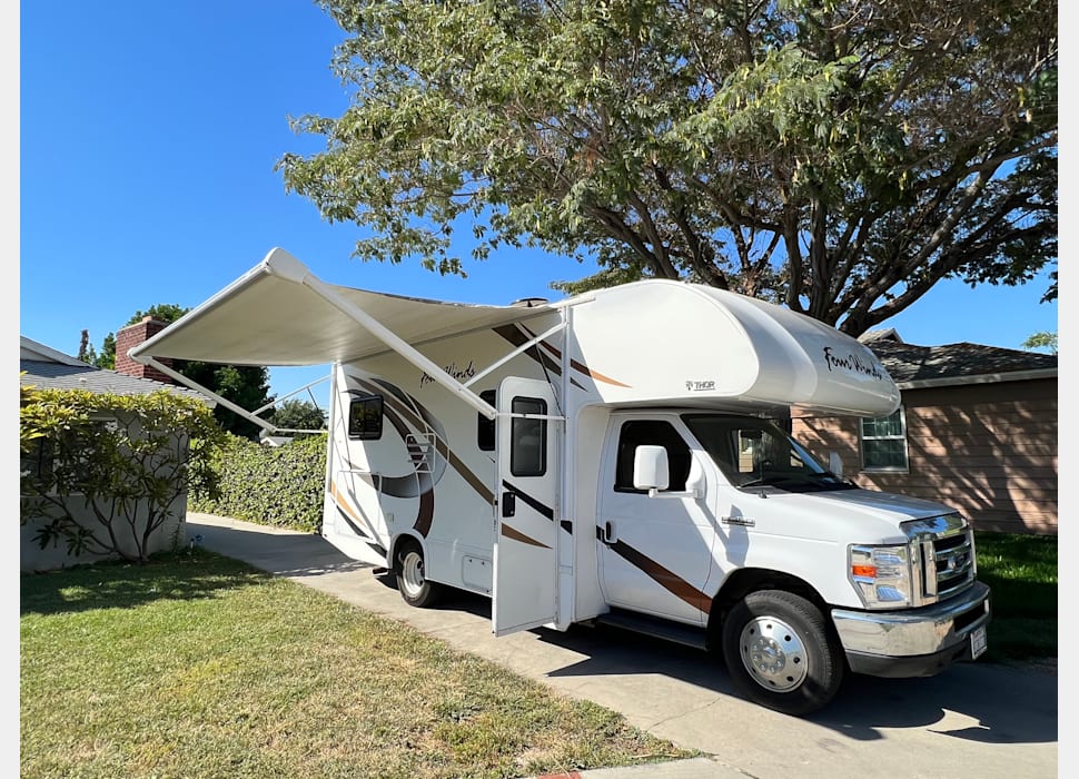 Class C Motor Home rentals in Santa Clarita