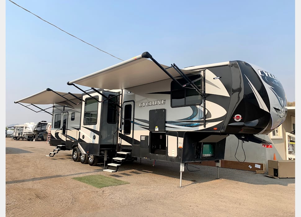 Fifth Wheel rentals in Phoenix