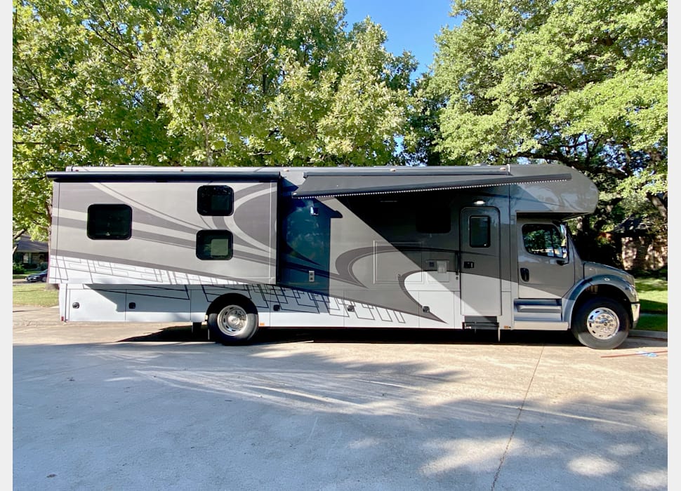 Class C Motor Home rentals in Van Alstyne