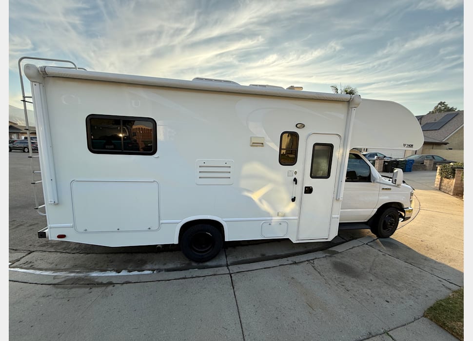 Class C Motor Home rentals in Buttonwillow